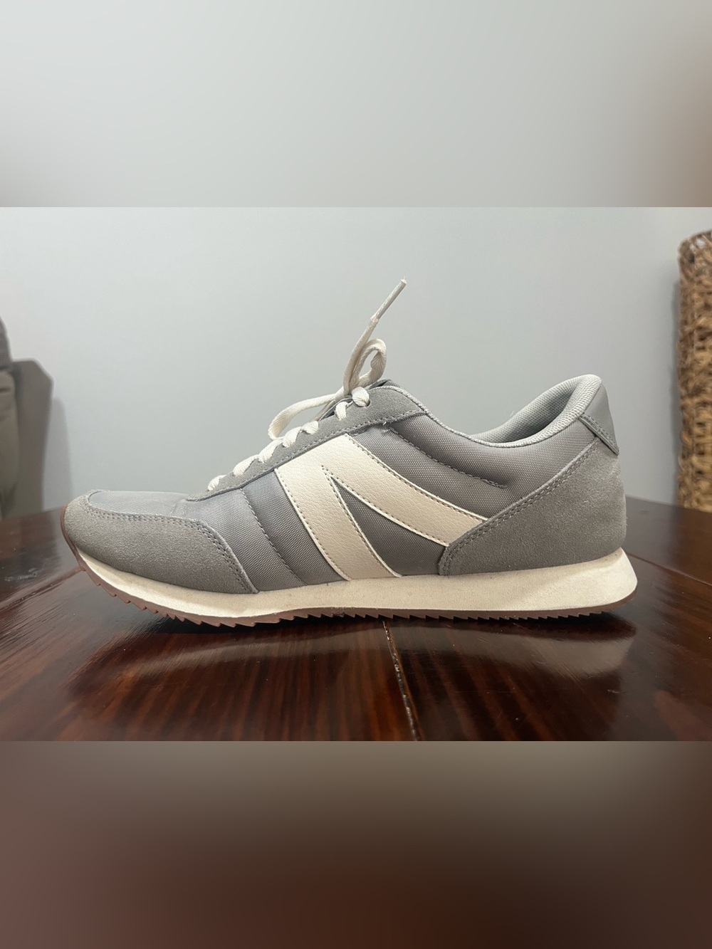 Kizik Sneakers Men’s 7.5 Women’s 9 Gray White Gum Sole Casual Shoes